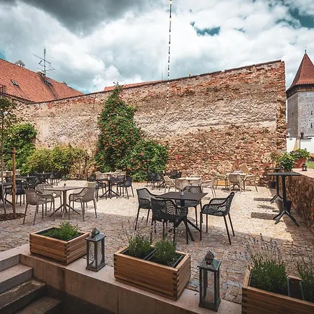 Stylove Vinarske V Historickem Centru Znojma