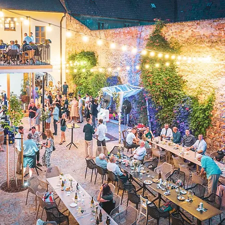 Stylove Vinarske V Historickem Centru Znojma *